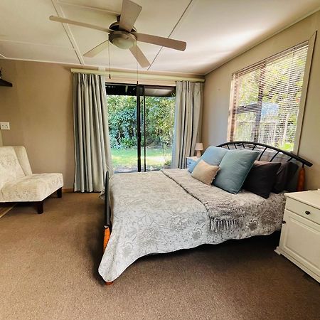 Moonriver Cottage, Prime Lagoon Views & Solar Power Knysna Bagian luar foto